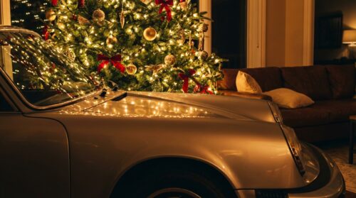 ontdek het verhaal van een porsche 911 die maar liefst 31 jaar lang verborgen bleef onder de kerstboom. een uniek kijkje in een bijzondere schat uit de autogeschiedenis.