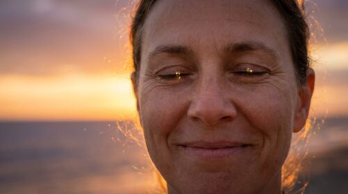 ontdek waarom een psycholoog zegt dat de mooiste fase in het leven begint wanneer je op een bepaalde manier gaat denken. lees meer over deze positieve mindset.