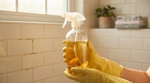 ontdek hoe je al 15 jaar effectief schimmel uit je badkamer verwijdert met dit eenvoudige en natuurlijke mengsel. veilig, milieuvriendelijk en bewezen resultaat!